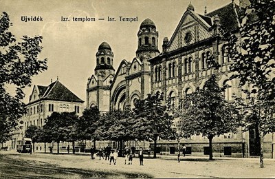 Children in the road outside, Synagogue, Novi Sad, 1909–1918