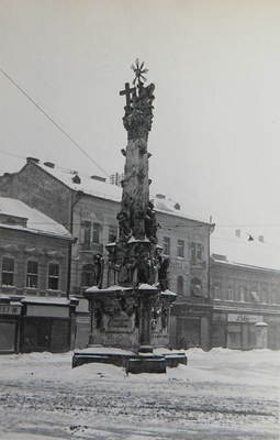 The Holy Trinity column in snow, Novi Sad, 1911–1947