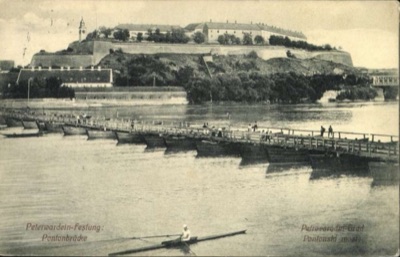 The pontoon bridge to Petrovaradin, crowded with pedestrians, Novi Sad, 1896–1918